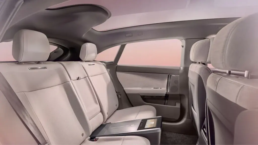 Primera toma de contacto con el Range Rover GT: así es el nuevo gran turismo eléctrico de la firma británica 8 Motor16 Range Rover GT camuflaje interior 8 Motor16
