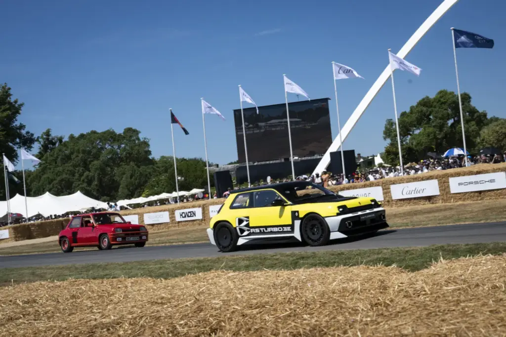 El Renault 5 Turbo 3E debuta en Goodwood junto al 5 Turbo original