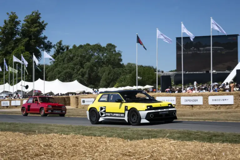 El Renault 5 Turbo 3E debuta en Goodwood junto al 5 Turbo original