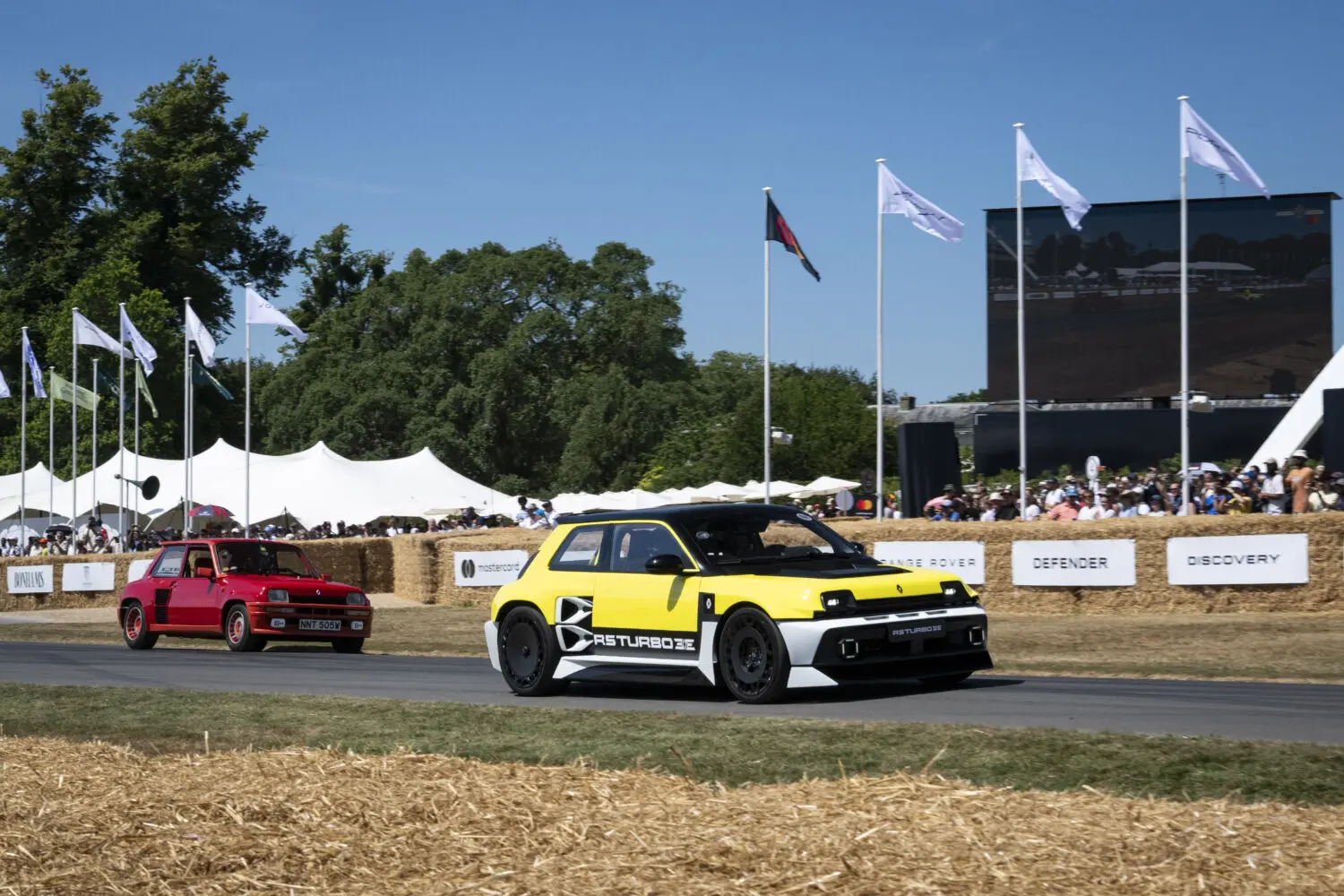 El Renault 5 Turbo 3E debuta en Goodwood junto al 5 Turbo original