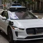 SAE prepara la formación de los operadores remotos de robotaxis: el trabajo invisible que decide cómo se mueve el coche