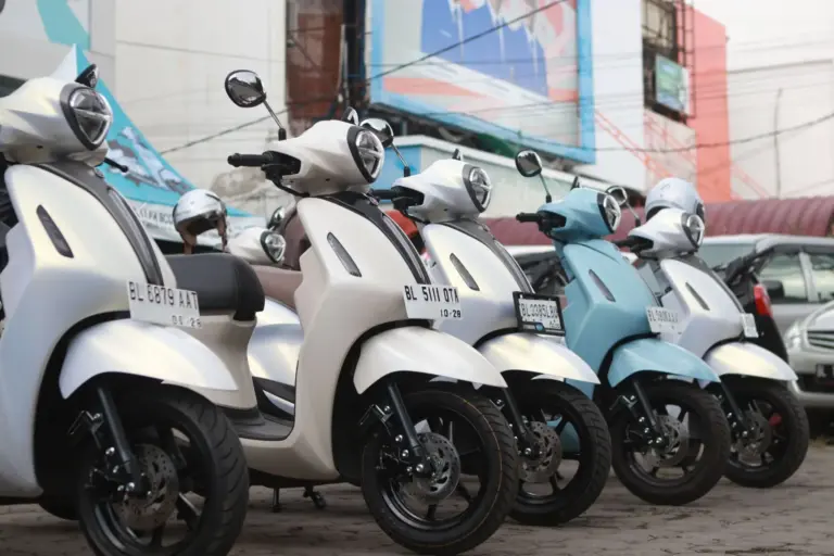 Yamaha patenta un scooter híbrido con dos motores eléctricos: la alternativa a las ZBE