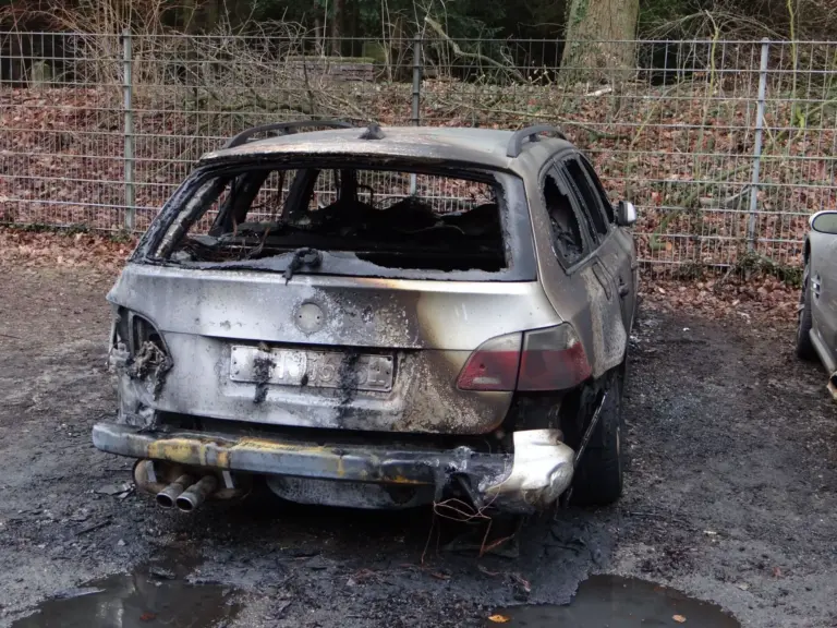 Seguro de incendio del coche: cómo reclamar y cobrar la indemnización si el fuego lo destruye