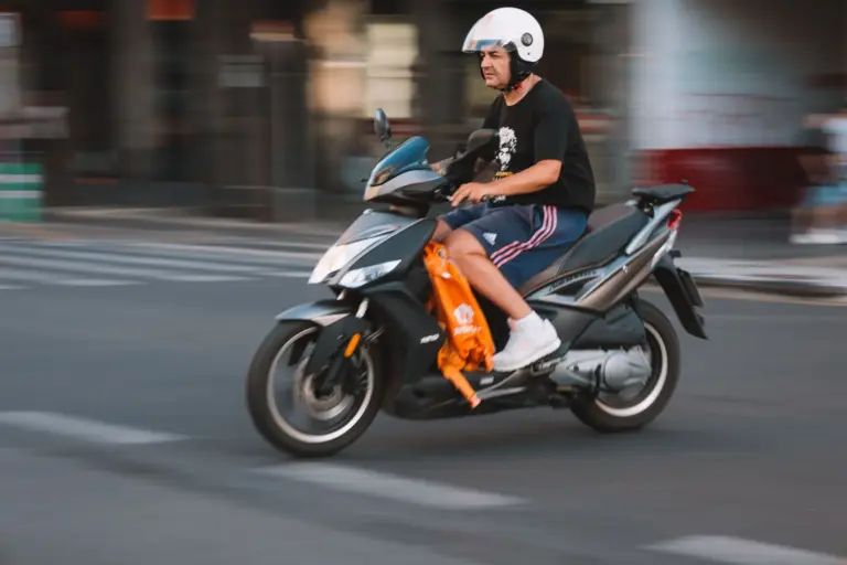 Usar tu scooter en trayectos cortos: por qué 3 km en frío disparan el desgaste del motor y cómo evitarlo