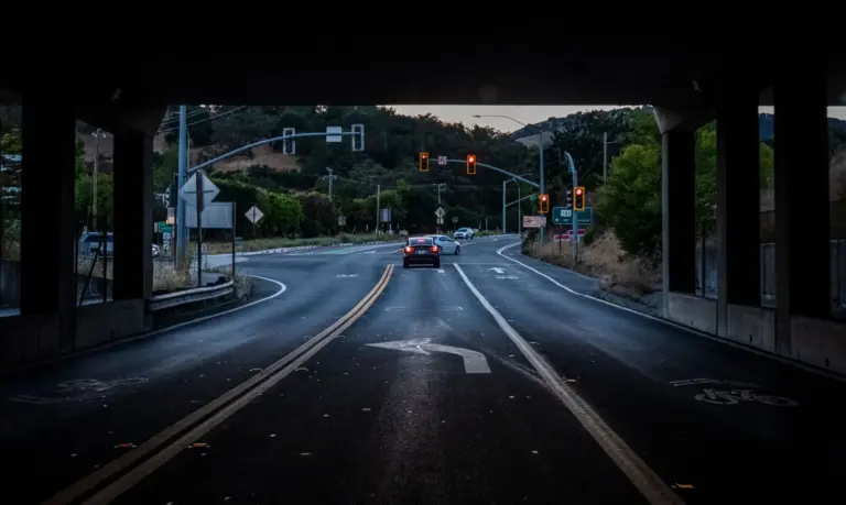 La DGT aclara la confusión del semáforo con flecha doble en el carril derecho: no es obligatorio girar aunque te piten