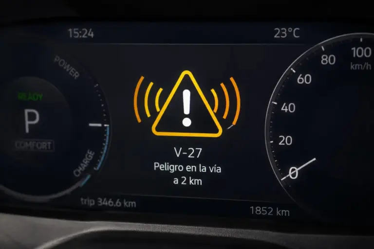 La baliza V-27 de la DGT ya es oficial en el BOE: precio y cuándo será obligatoria según la edad del coche