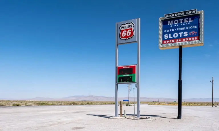 Señales de gasolinera en autovía: el color del cartel que te ahorra hasta 15 euros y evita multas