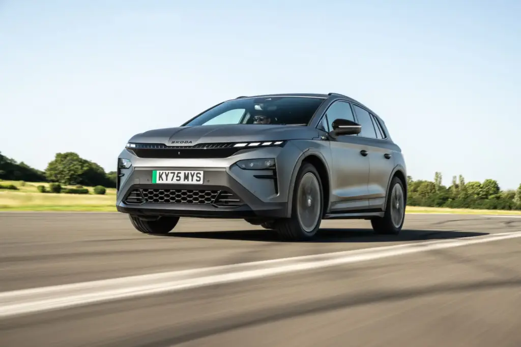 El Škoda Elroq vRS se mide con los superdeportivos de los 80 17 Motor16 skoda elroq vrs drag race 1 Motor16