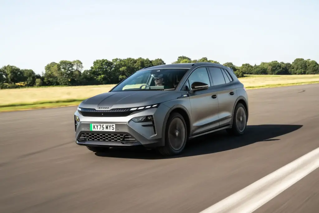 El Škoda Elroq vRS se mide con los superdeportivos de los 80 2 Motor16 skoda elroq vrs drag race 16 Motor16