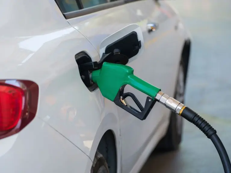 La subida del petróleo por Irán dispara los carburantes y la AIE empuja al coche eléctrico