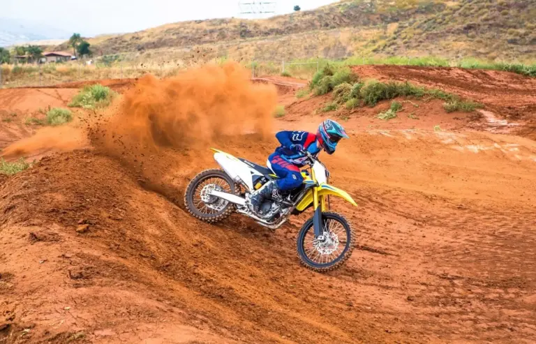 Suzuki RM-Z450 2027: suspensión KYB y electrónica que marcan un antes y después en motocross