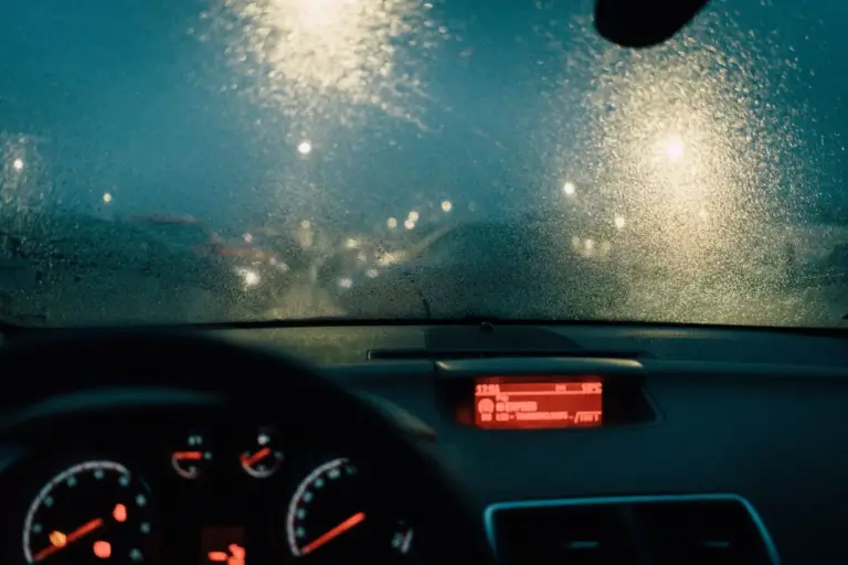 Seguro coche tormentas y DANA: qué cubre el todo riesgo, la franquicia de granizo y cuándo paga el Consorcio