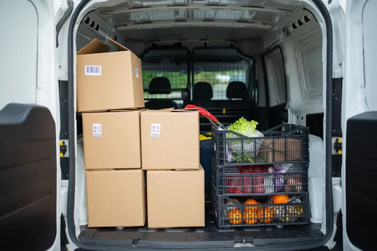 Transformaciones rentables para furgoneta de reparto de alimentos: caja isoterma desde 2.500 € y estanterías modulares desde 800 €