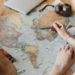 Aviso a motoristas: los tres documentos imprescindibles para viajar en moto al extranjero (y la multa por no tenerlos)