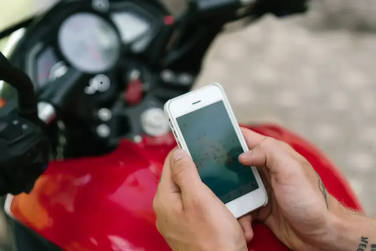 Waze ya tiene modo moto en España: rutas optimizadas y alertas de baches para motoristas