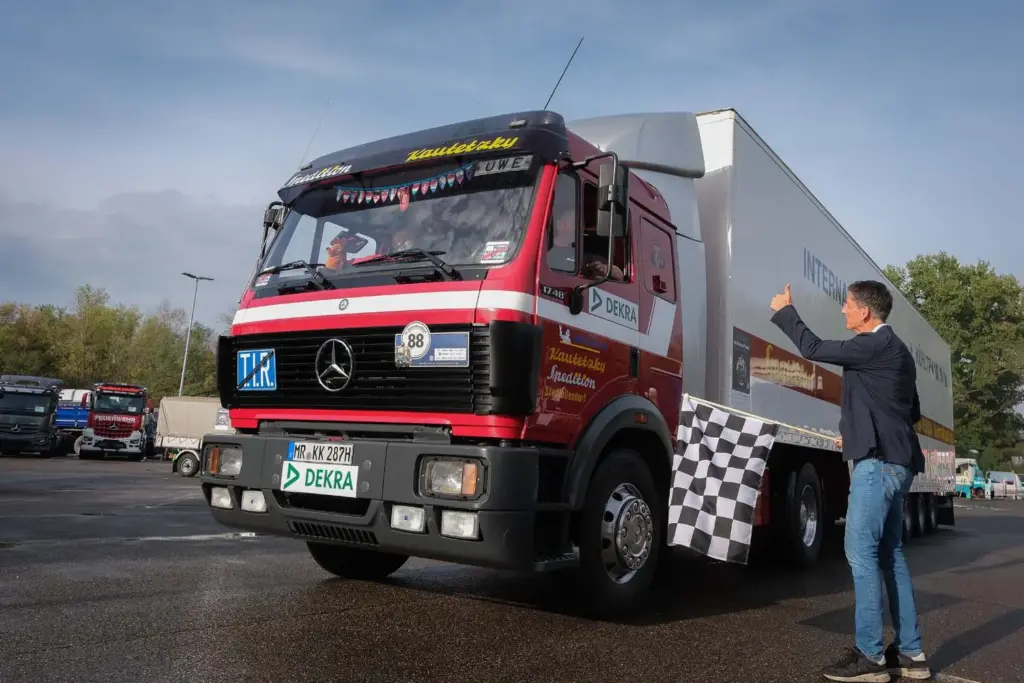 El camión más antiguo de Mercedes-Benz Trucks vuelve a la carretera: la marca celebra 130 años de historia 19 Motor16 130 ANOSA CAMIONES MERCEDES BENZ20 Motor16