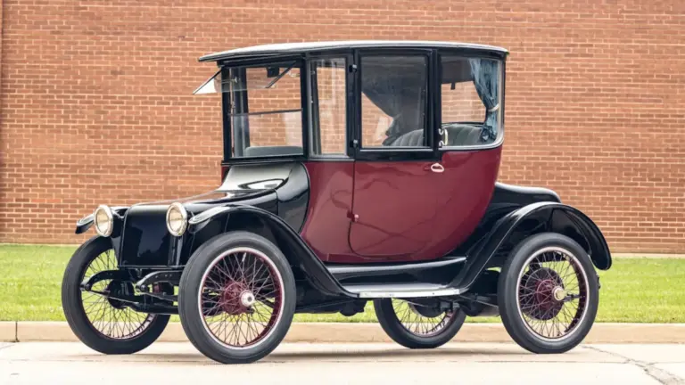 El coche eléctrico 1918 que funciona con baterías modernas y se subasta en Estados Unidos