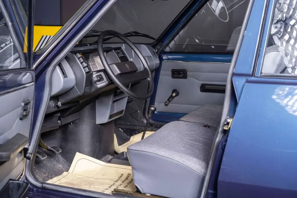 El Renault 5 de 1982 con 12 kilómetros que nunca se estrenó y pulveriza récords 1 Motor16 1972 aguttes renault 5 tl interior subasta Motor16