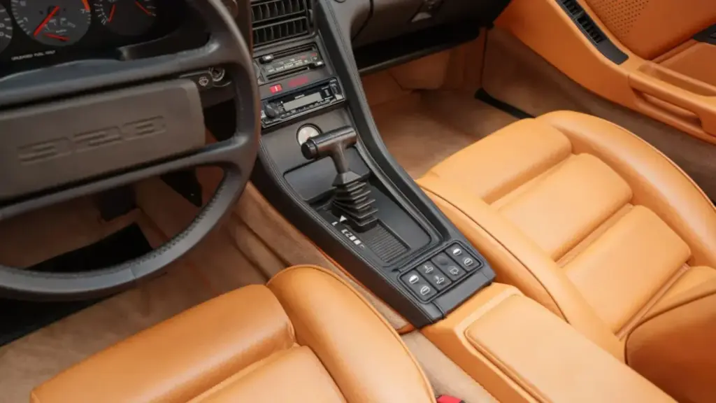 Porsche jamás fabrico un 928 Cabriolet, pero eso no quiere decir que puedas tener uno 20 Motor16 1982 porsche 928 cabriolet straman 10 Motor16