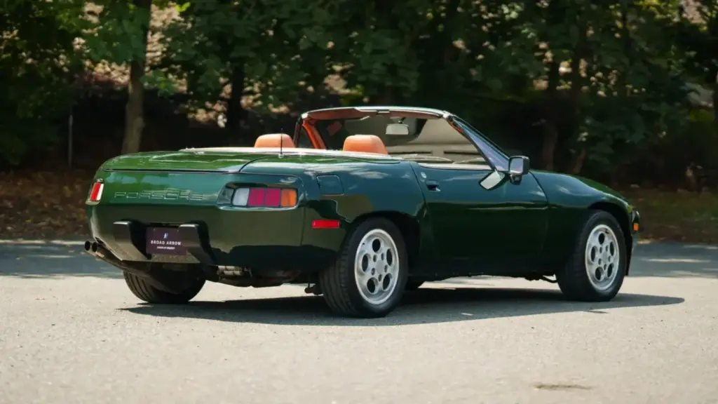 Porsche jamás fabrico un 928 Cabriolet, pero eso no quiere decir que puedas tener uno 2 Motor16 1982 Porsche 928 Cabriolet Straman. Imagen trasera.