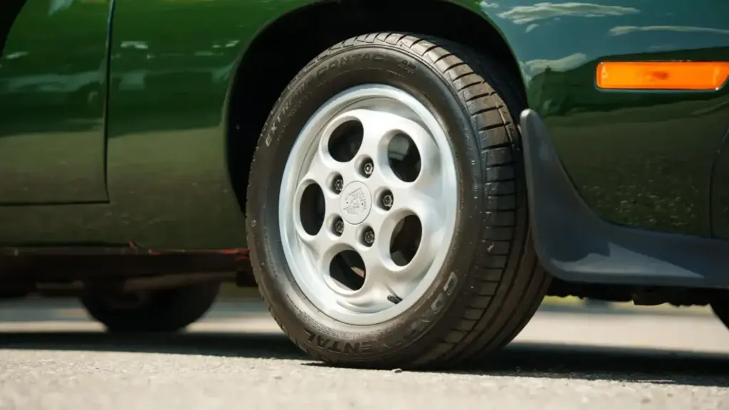 Porsche jamás fabrico un 928 Cabriolet, pero eso no quiere decir que puedas tener uno 11 Motor16 1982 porsche 928 cabriolet straman 13 Motor16