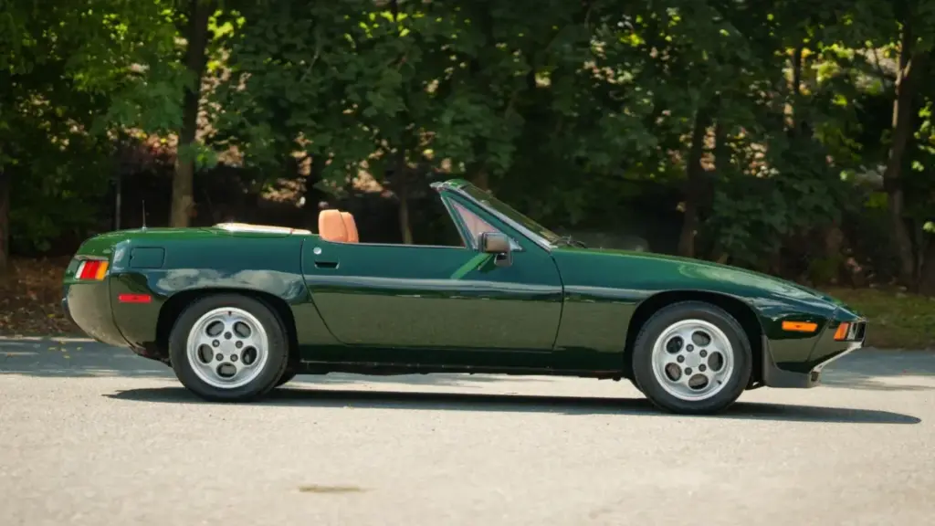 Porsche jamás fabrico un 928 Cabriolet, pero eso no quiere decir que puedas tener uno 7 Motor16 1982 porsche 928 cabriolet straman 14 Motor16