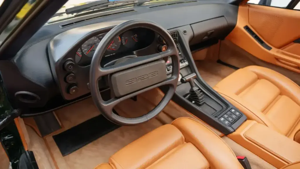 Porsche jamás fabrico un 928 Cabriolet, pero eso no quiere decir que puedas tener uno 1 Motor16 1982 Porsche 928 Cabriolet Straman. Imagen interior.