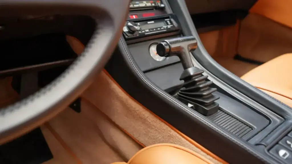 Porsche jamás fabrico un 928 Cabriolet, pero eso no quiere decir que puedas tener uno 21 Motor16 1982 porsche 928 cabriolet straman 2 Motor16
