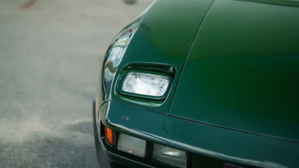 Porsche jamás fabrico un 928 Cabriolet, pero eso no quiere decir que puedas tener uno 9 Motor16 1982 porsche 928 cabriolet straman 23 Motor16