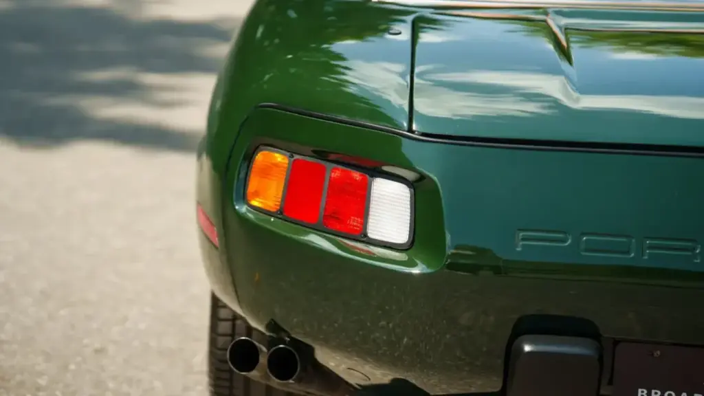 Porsche jamás fabrico un 928 Cabriolet, pero eso no quiere decir que puedas tener uno 14 Motor16 1982 porsche 928 cabriolet straman 26 Motor16