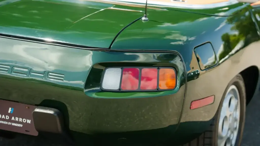 Porsche jamás fabrico un 928 Cabriolet, pero eso no quiere decir que puedas tener uno 15 Motor16 1982 porsche 928 cabriolet straman 27 Motor16