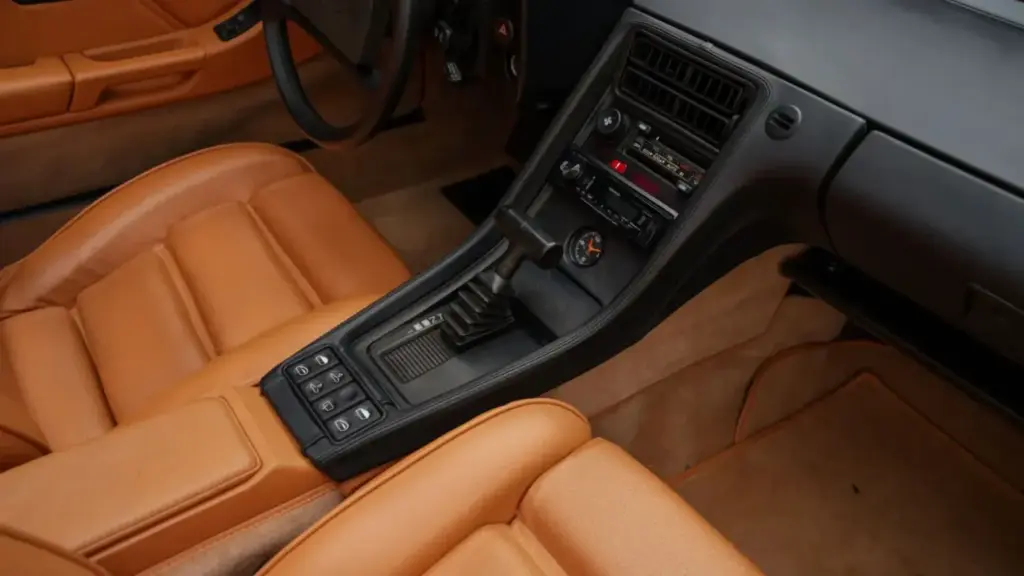Porsche jamás fabrico un 928 Cabriolet, pero eso no quiere decir que puedas tener uno 19 Motor16 1982 porsche 928 cabriolet straman 8 Motor16