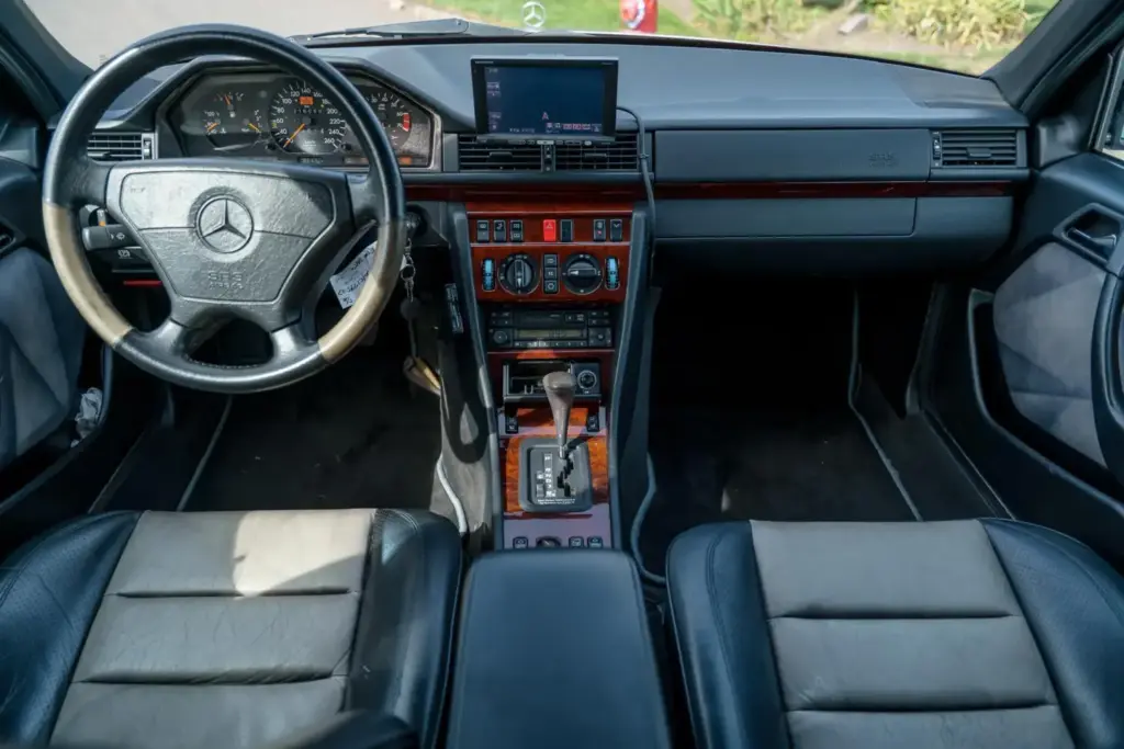 Un Mercedes E500 Limited de 1994 sale a subasta en Bring a Trailer: uno de los 951 W124 con ADN Porsche 1 Motor16 1994 mercedes e500 limited interior bat Motor16