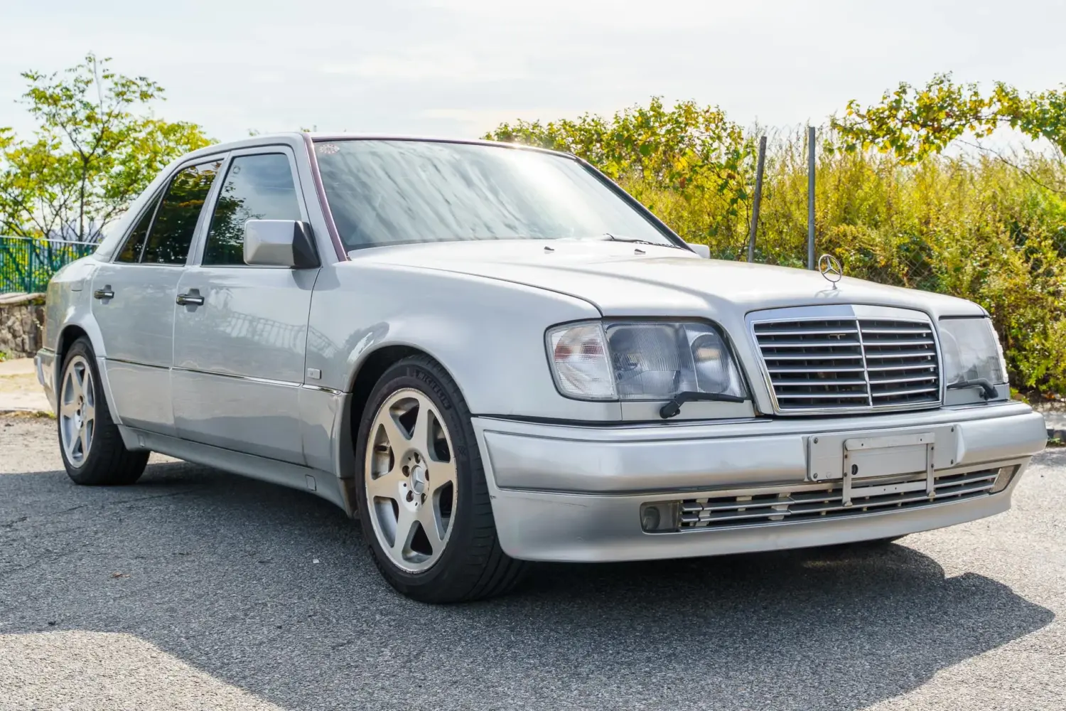 Un Mercedes E500 Limited de 1994 sale a subasta en Bring a Trailer: uno de los 951 W124 con ADN Porsche