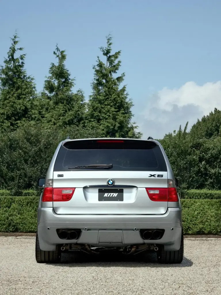 El BMW X5 M que debió haber nacido hace 25 años es una realidad gracias a Kith 2 Motor16 2000 BMW X5 Kith. Imagen trasera.