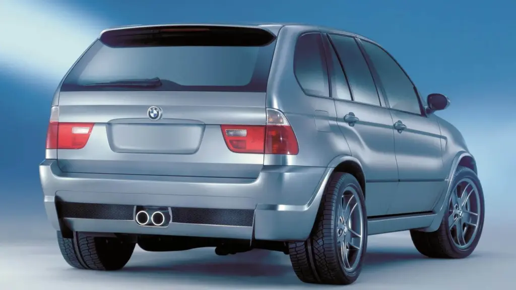 El primer BMW X5 no tuvo versión M… hasta ahora en formato restomod y con un V10 1 Motor16 2000 BMW X5 Le Mans. Imagen trasera.