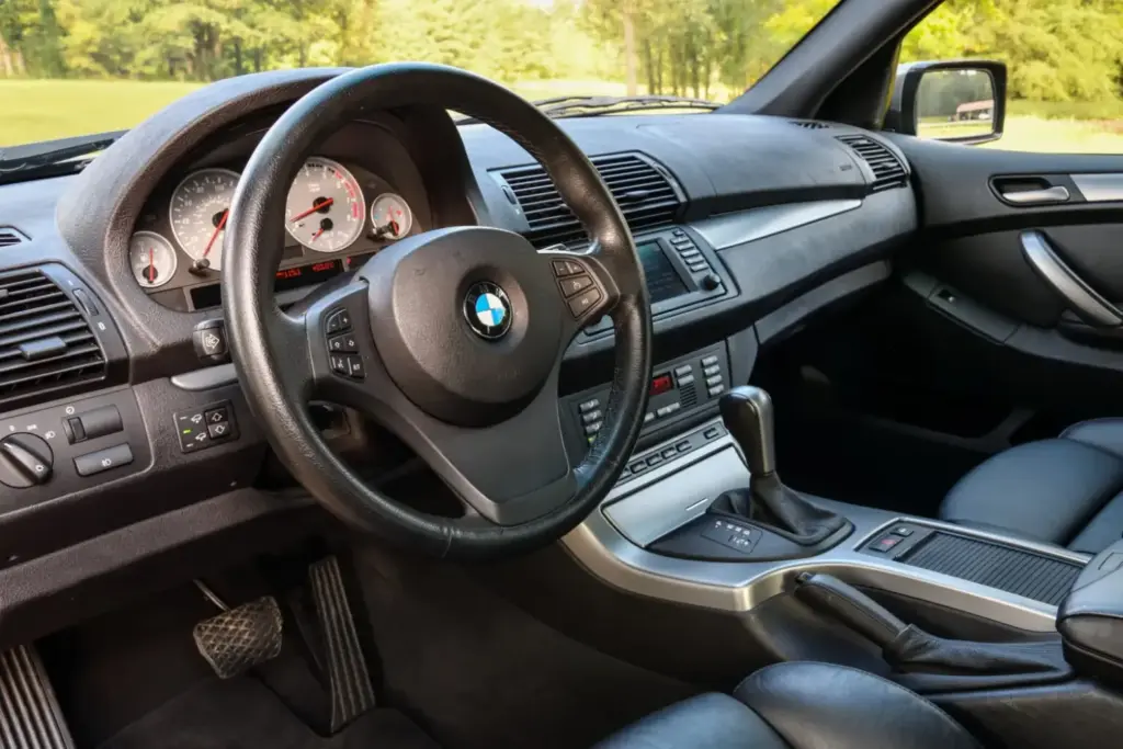 El primer BMW X5 no tuvo versión M… hasta ahora en formato restomod y con un V10 2 Motor16 2006 BMW X5 4.8is. E53. Imagen interior.