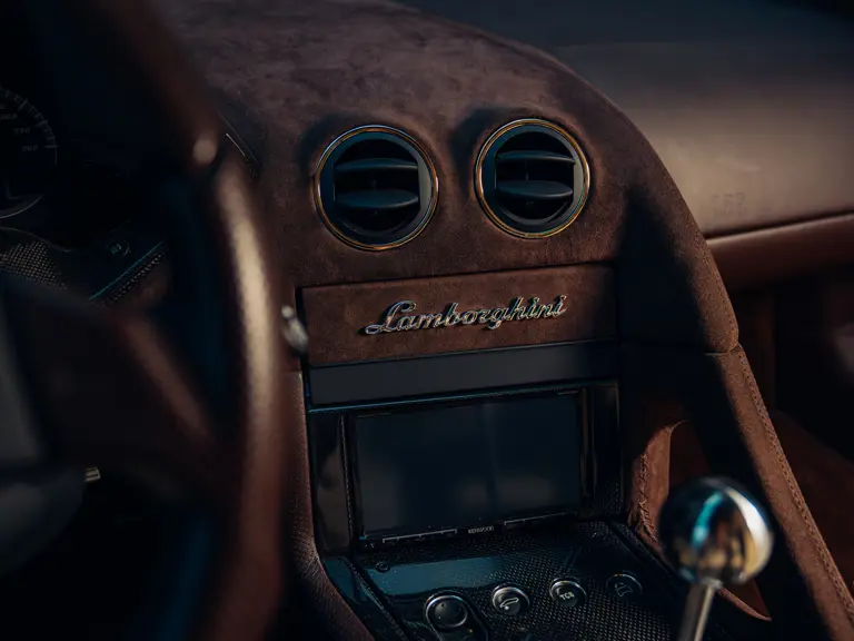 El Lamborghini Murciélago que está llamado a destrozar una cuenta corriente es marrón... Y manual 37 Motor16 2010 Lamborghini Murcielago LP 670 4 SV Sothebys 1 Motor16