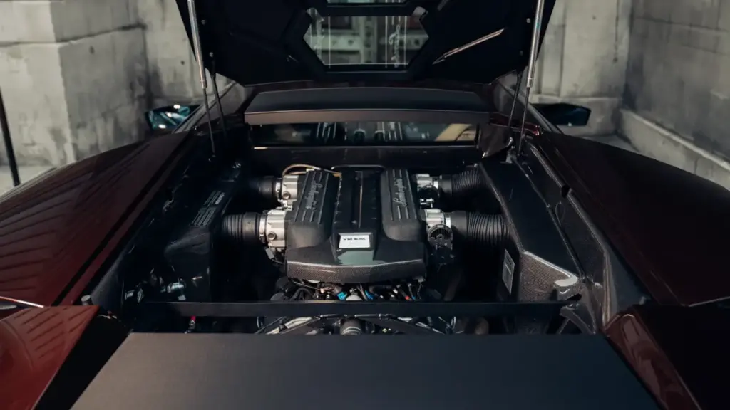 El Lamborghini Murciélago que está llamado a destrozar una cuenta corriente es marrón... Y manual 1 Motor16 2010 Lamborghini Murciélago LP 670-4 SV. Marrone. Imagen motor.