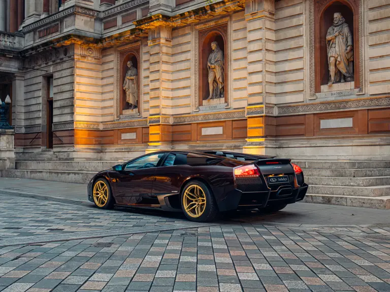 El Lamborghini Murciélago que está llamado a destrozar una cuenta corriente es marrón... Y manual 12 Motor16 2010 Lamborghini Murcielago LP 670 4 SV Sothebys 5 Motor16