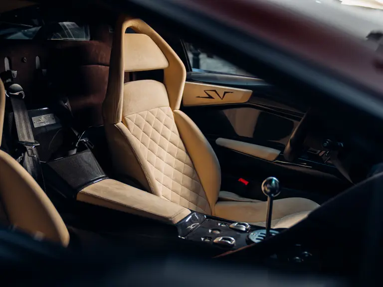 El Lamborghini Murciélago que está llamado a destrozar una cuenta corriente es marrón... Y manual 2 Motor16 2010 Lamborghini Murciélago LP 670-4 SV. Marrone. Imagen interior.