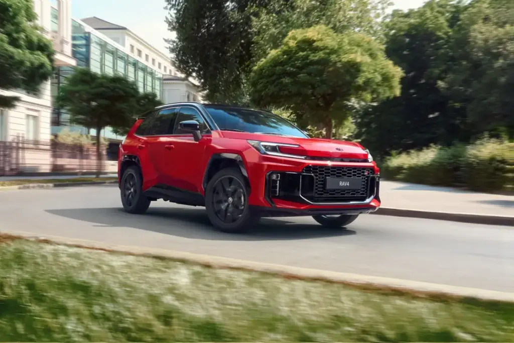Toyota y su apuesta por la electrificación: tres décadas acelerando la descarbonización del automóvil 1 Motor16 2026 Toyota gama electrificada. 30 años. Imagen RAV4.