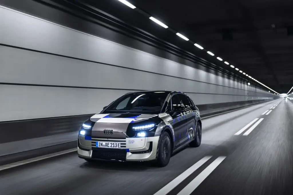 Audi A2 e-tron: Escaparate de eficiencia 8 Motor16 2026 Audi A2 e-tron. Camuflado. Imagen movimiento delantero.