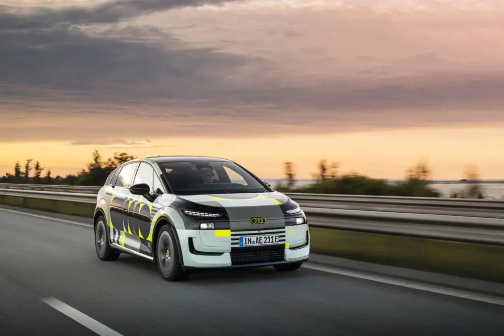 Audi A2 e-tron: Escaparate de eficiencia 4 Motor16 2026 Audi A2 e-tron. Camuflado. Imagen frontal.