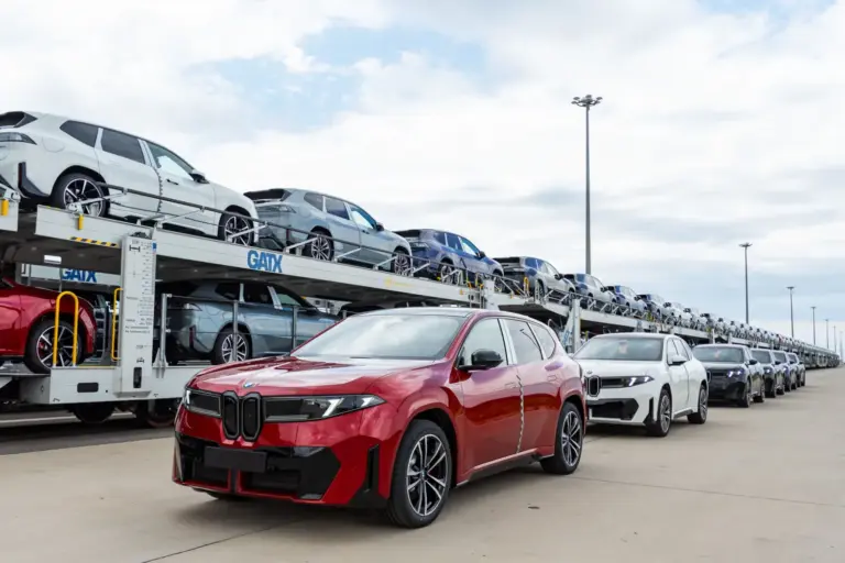 BMW iX3 y la producción a tres turnos: así fabrica Debrecen 24 horas al día el SUV eléctrico de la Neue Klasse