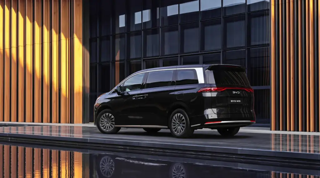 M9 DM-i: El monovolumen con el que BYD busca conquistar las antípodas 2 Motor16 2026 BYD M9 DM-i. Imagen trasera.
