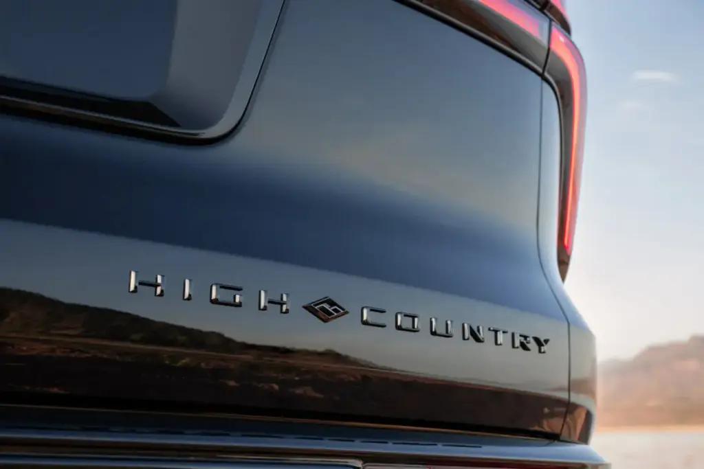 High Country: Chevrolet rescata este legendario acabado para sus nuevas versiones con aire premium 1 Motor16 2026 Chevrolet Traverse High Country. Imagen emblema.
