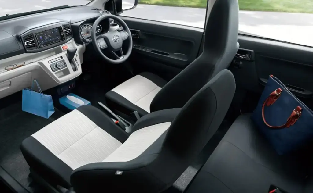 Mira e:S. El ‘mechero’ de Daihatsu que pueden estrenar por 5.905 euros 1 Motor16 2026 Daihatsu Mira e:S. Imagen interior.