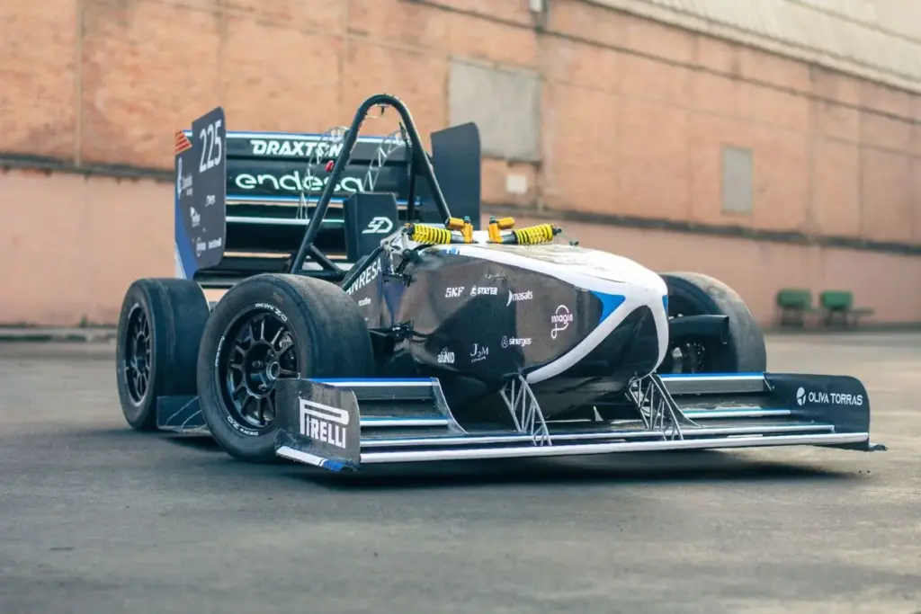 Los cuatro equipos de la Universitat Politècnica de Catalunya que se baten en duelo en la Formula Student 2 Motor16 2026 Dynamics UPC Manresa dyn10 formula student Motor16
