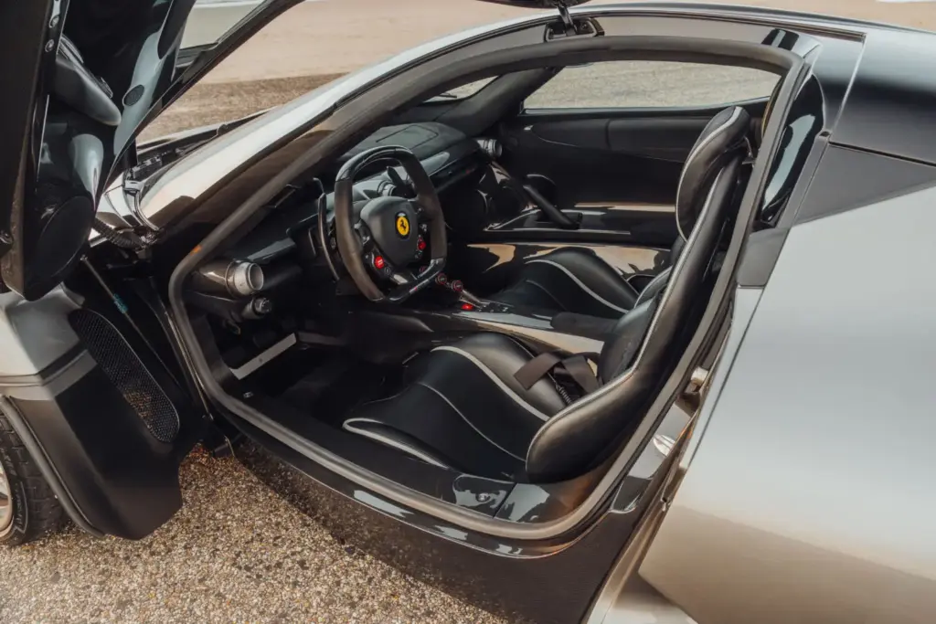 Si quieres uno de los mejores LaFerrari o P1 de la historia, tiene hasta octubre para ahorrar 2 Motor16 2015 Ferrari LaFerrari. Subasta Broad Arrow. Imagen interior.